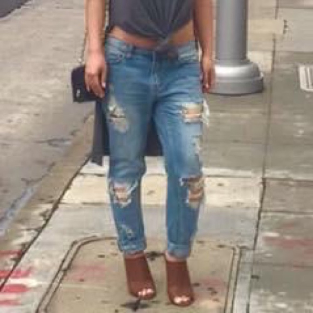 BDG slim BF low rise jeans ripped - size 26W - Urban outfitters
